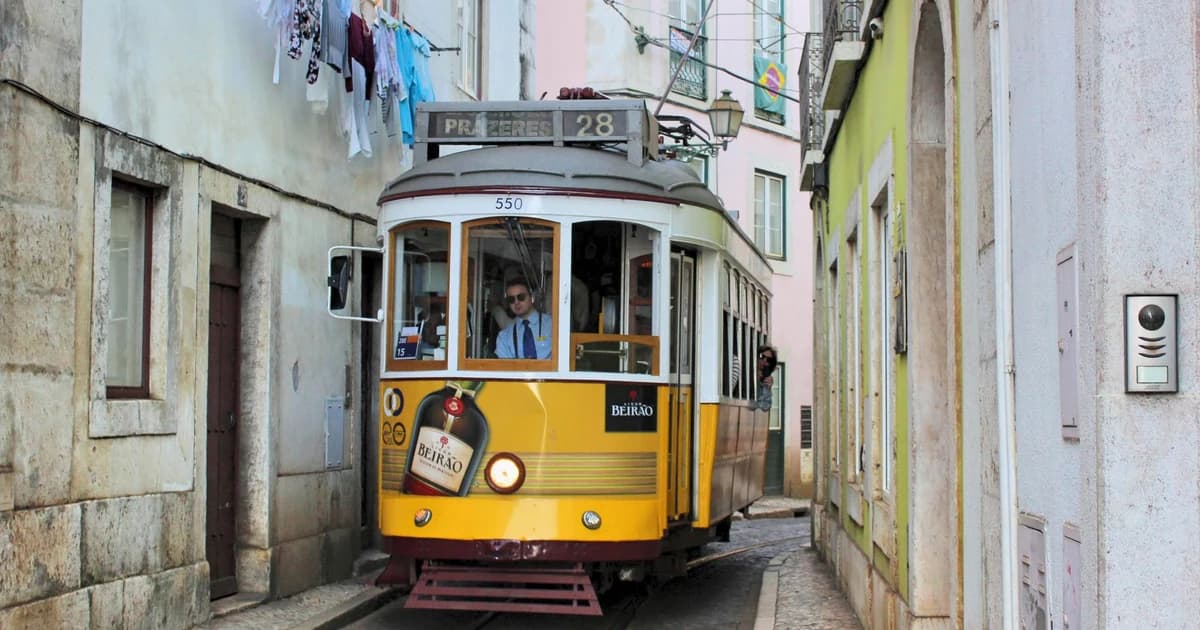 Viajar a Portugal desde España en 2027: Oporto, Lisboa, Peajes y Gastronomía