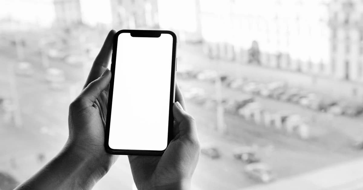 Cos'è un'eSIM dati? Chiamate, SMS e WhatsApp all'estero spiegati (2026)