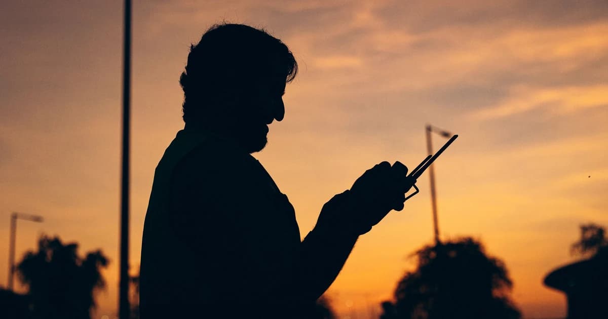 لماذا لا تعمل شريحة eSIM الخاصة بي؟ 7 حلول سريعة عند انقطاع الإنترنت في السفر (2026)