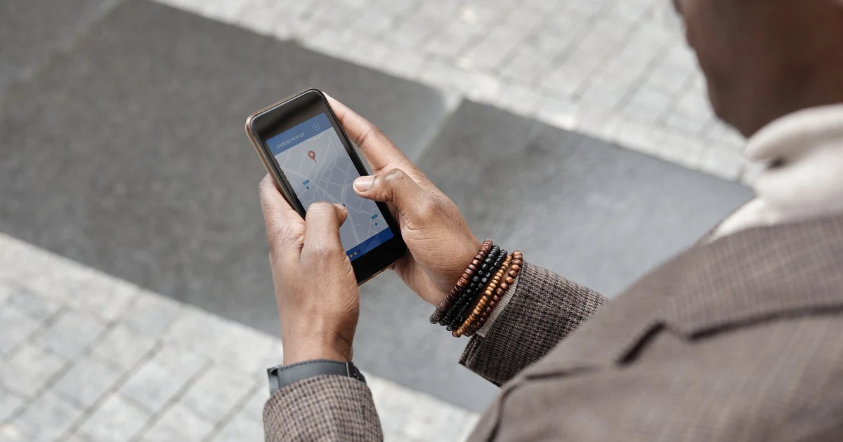Turista consultando mapa en su smartphone en una ciudad europea