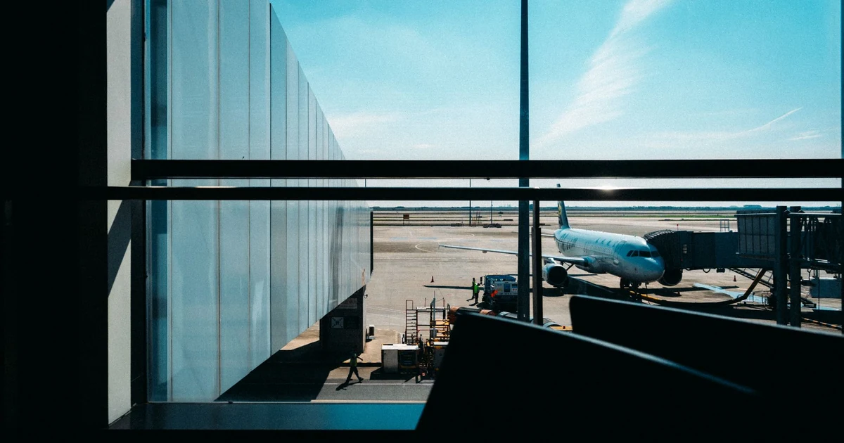 Passagers et bagages dans un terminal d'aéroport