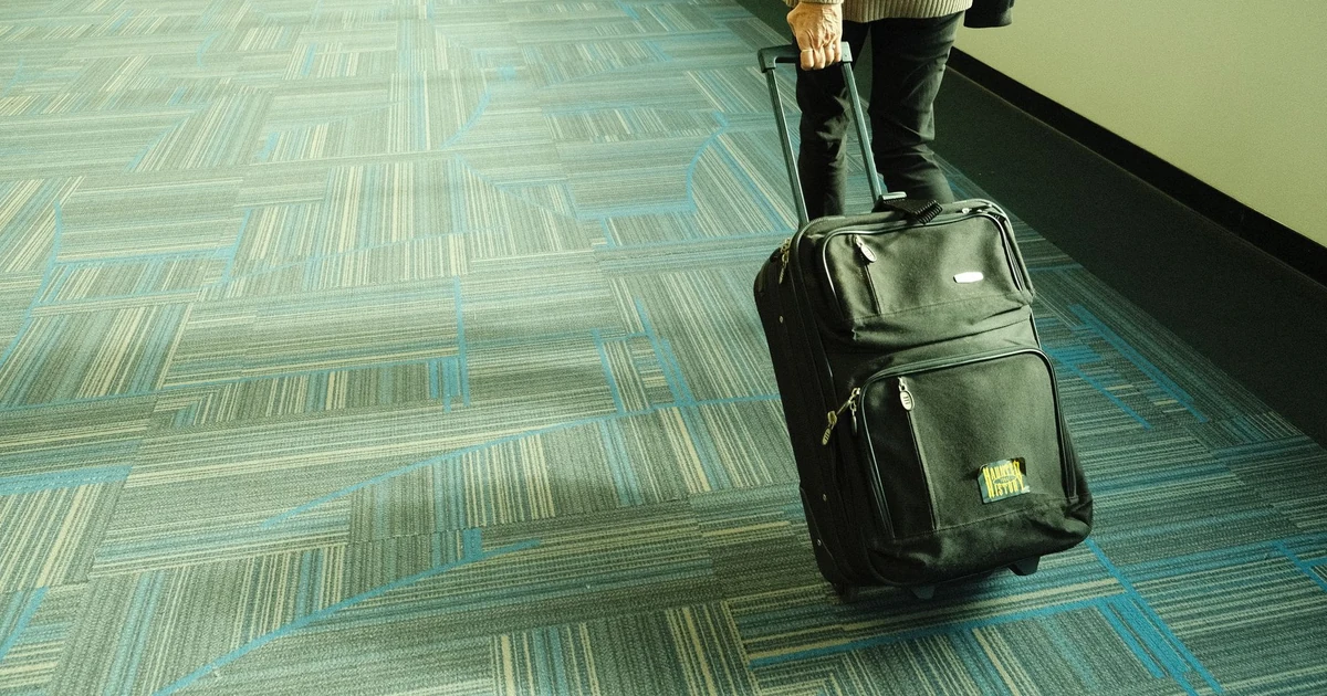 Maleta de viaje en la terminal de un aeropuerto