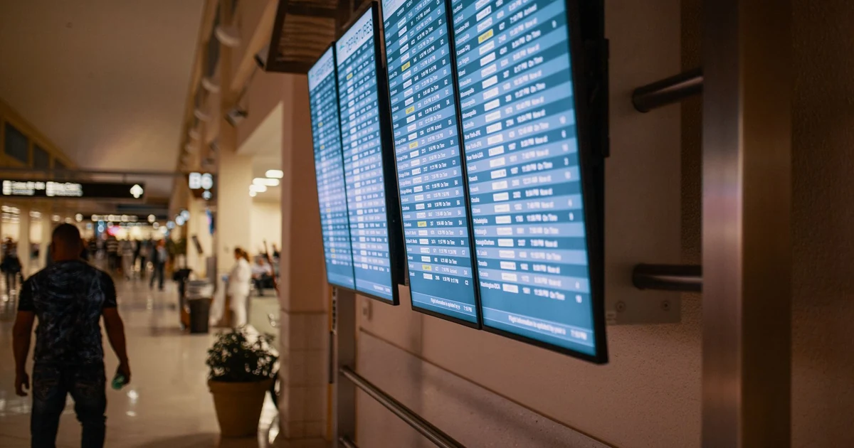 Tabellone partenze e passeggeri in aeroporto