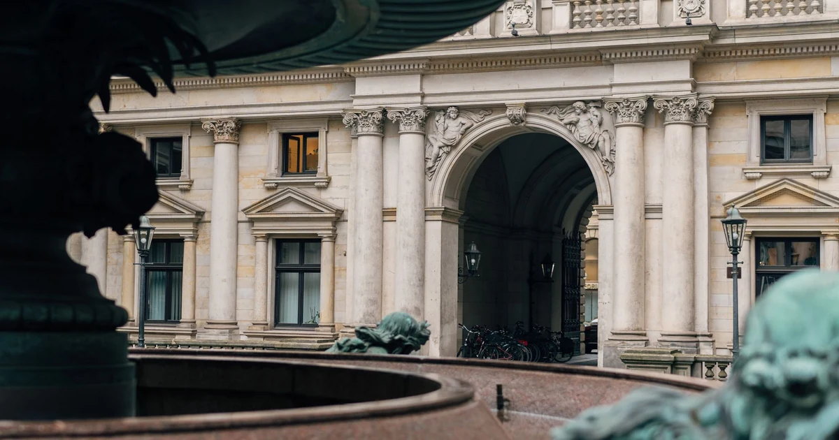 Architecture européenne et voyageurs profitant de la ville