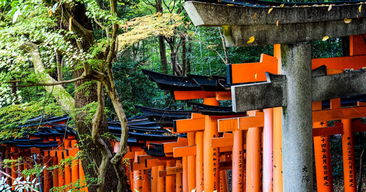 Torii rouge et ruelle traditionnelle à Kyoto