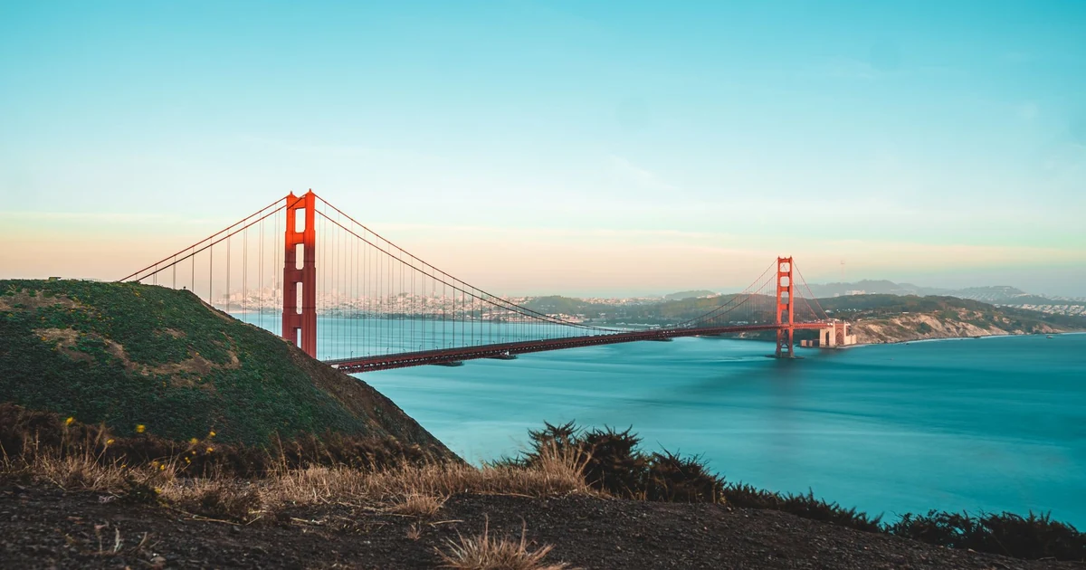 Pont du Golden Gate à San Francisco avec voitures et brume