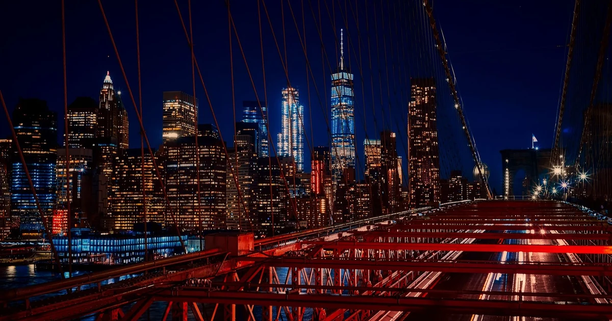 Puente de Brooklyn y skyline de Manhattan en Nueva York