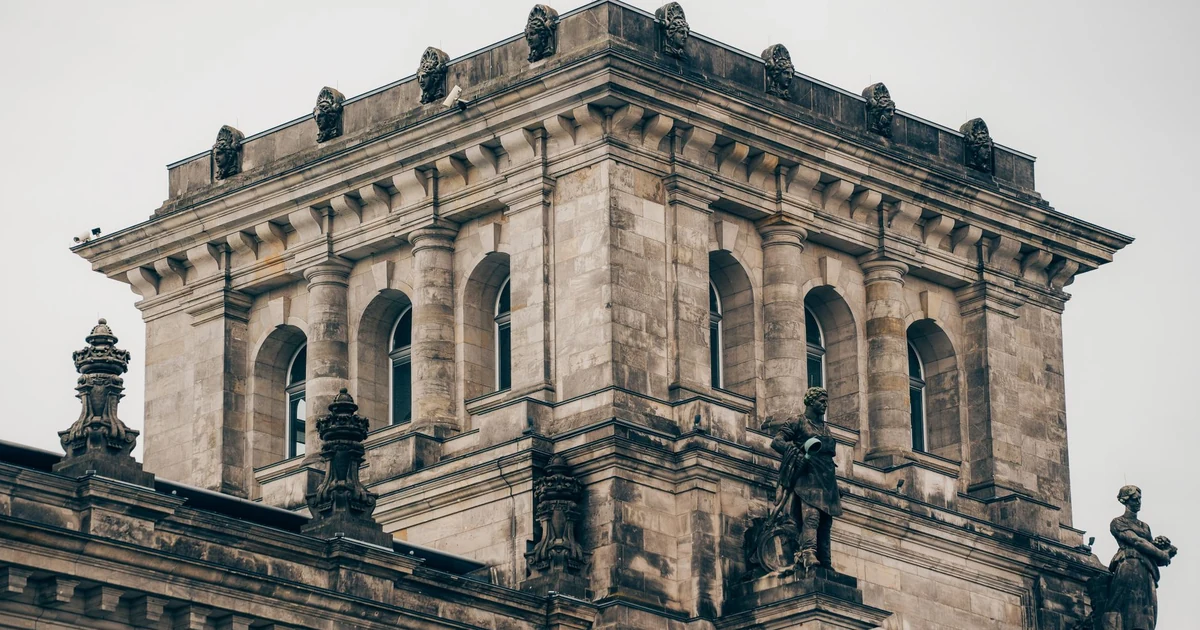 Arquitectura histórica y turistas paseando por una plaza europea