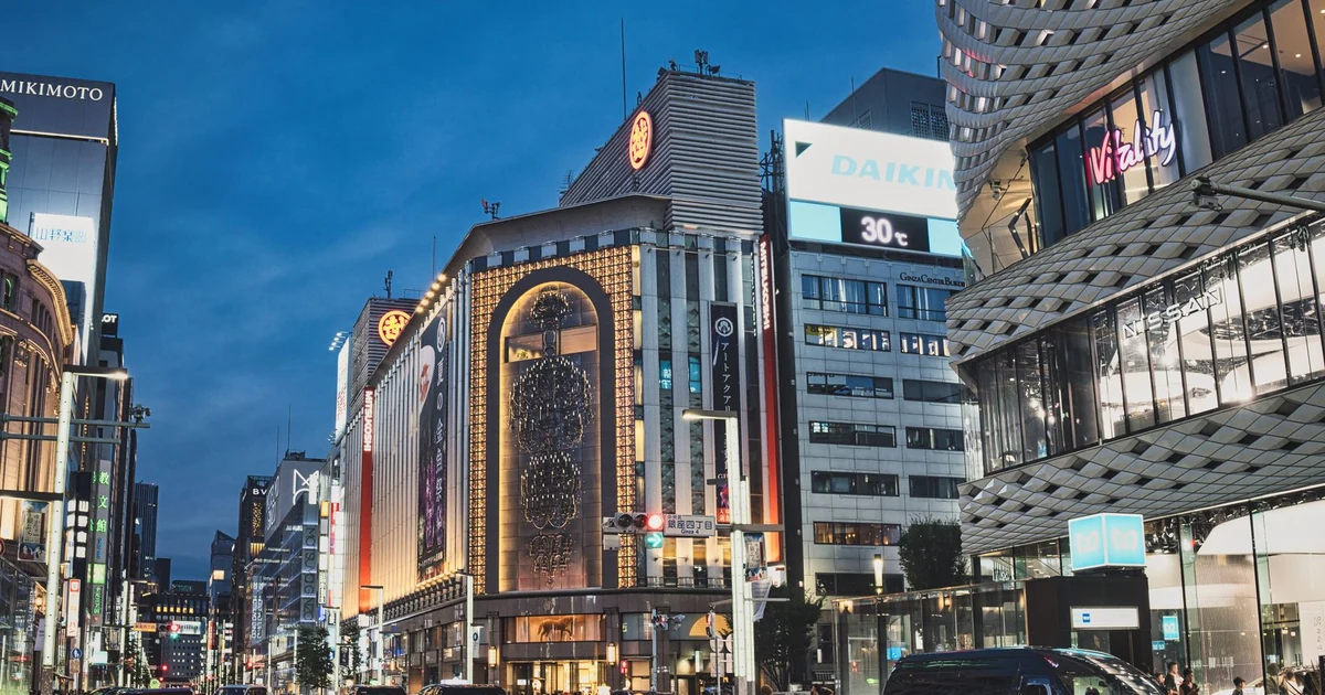 Callejuela de Tokio de noche con luces de neón