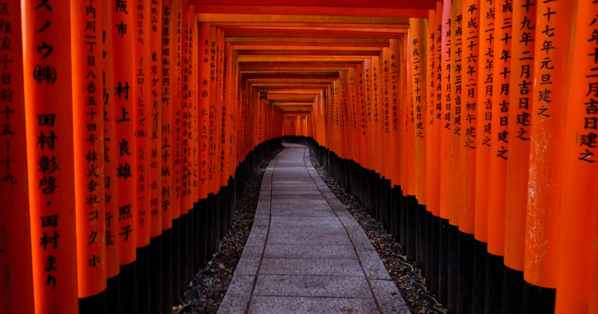 Fileira de toriis vermelhos tradicionais no santuário Fushimi Inari em Kyoto