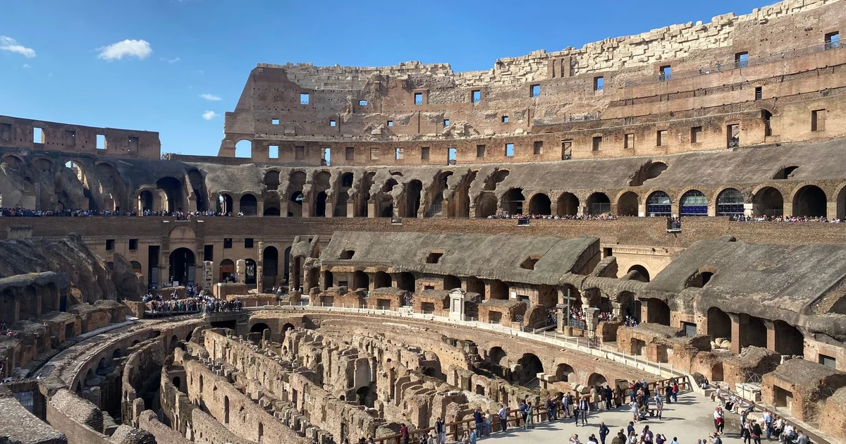 Scorcio del Colosseo a Roma con cielo limpido