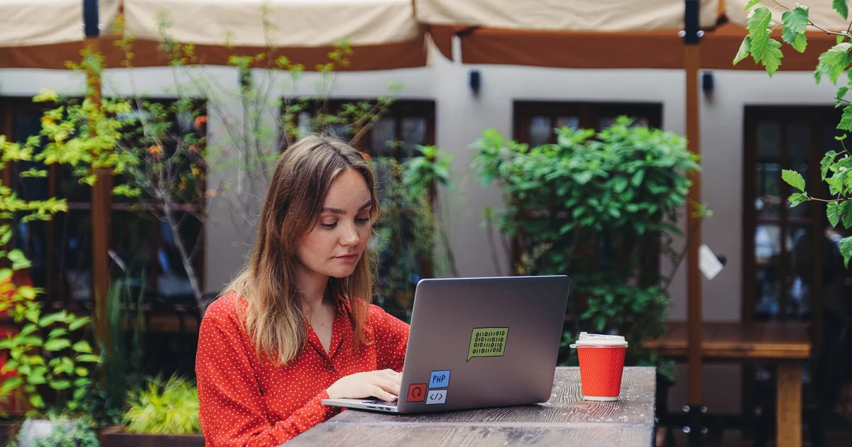 Professionnel travaillant sur son ordinateur portable dans un café