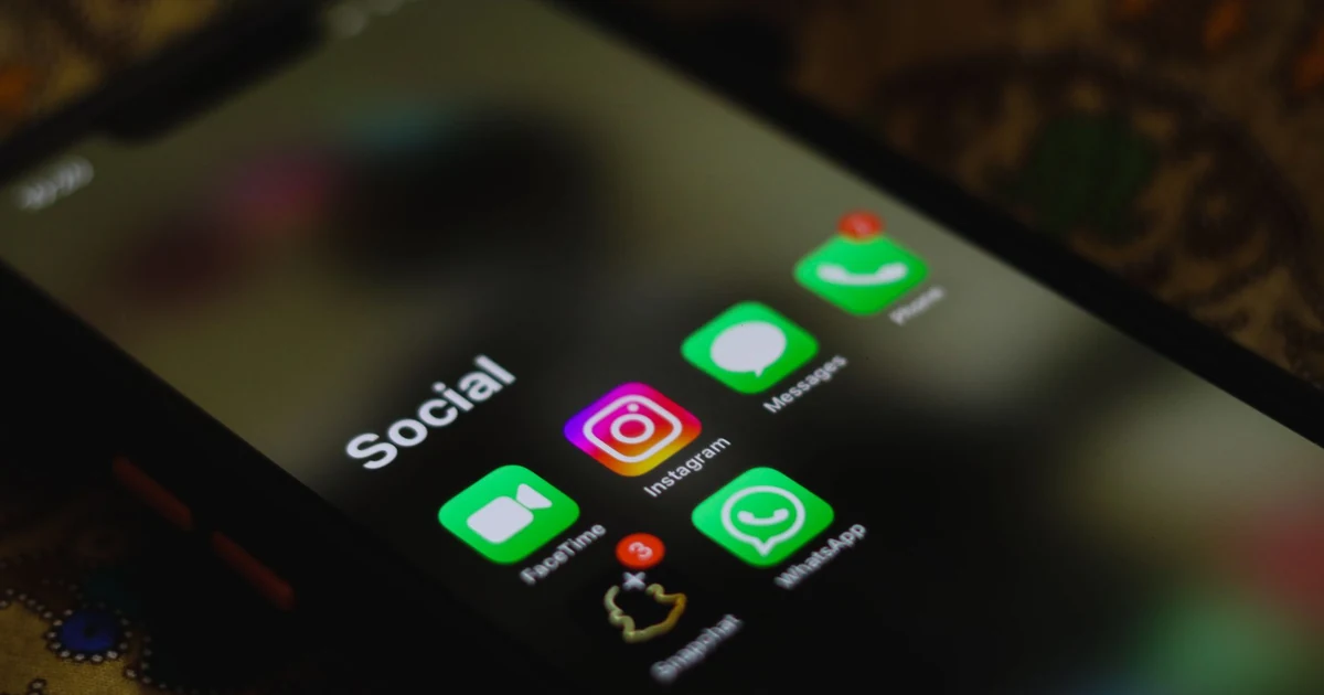 Smartphone moderne affichant des technologies de communication réseau